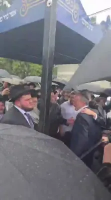 רעגן שטערט נישט די שמחה ביי א תהלוכת הכנסת ספר תורה