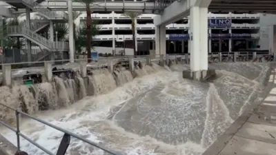 שאקירנדע פארפלייצונגען: רעקארד רעגן שוועמט איבער א פארקינג גאראדזש אין לאס וועגאס