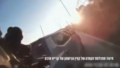 בילדער פון אן AFP פאטאגראפירער ביי די טויטליכע טעראר אטאקע אין חברון וועקן אויף פראגעס; פאליציי ווארפט אפ פארדאכטן אז ער האט געוואוסט פון פאראויס