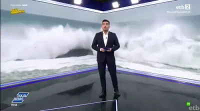 א ריזיגע כוואליע קלאפט אראפ א שפאנישע רעפארטער אינמיטן א לייוו בראדקעסט