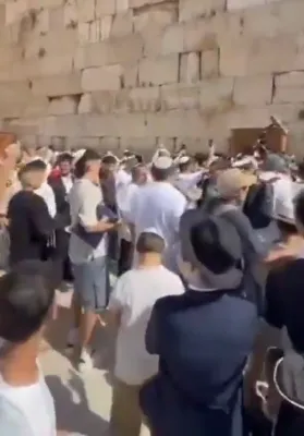 ווידעא צייגט ווי א גרויסער עולם פארזאמלט זיך ביים כותל המערבי אין ירושלים