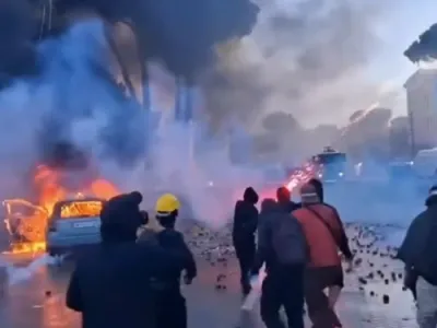 פינפטע נאכט פון ראיאטן: אלבאניע'ס הויפטשטאט פלאקערט מיט פייער קרעקערס, ברענענדיגע באריקאדן און ווילדע צוזאמענשטויסן