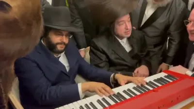 דער ינוקא און ר' יואלי לאנדא ביים פראווען סוכות תשפ"ד אין ירושלים