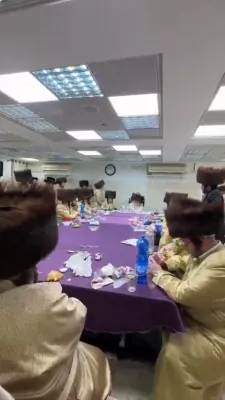 כ"ק אדמו"ר מתולדות אהרן שליט"א באטייליגט זיך ביי א שבע ברכות לבת העסקן יעקב אליעזר שישא הי"ו 