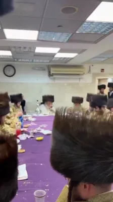 כ"ק אדמו"ר מתולדות אהרן שליט"א באטייליגט זיך ביי א שבע ברכות לבת העסקן יעקב אליעזר שישא הי"ו 