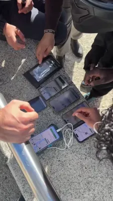 "15 יורא אדער גארנישט": דעליווערי ארבעטער אין פראנקרייך באיקאטירן ביליגע ארדערס אין א וויראלן קליפ