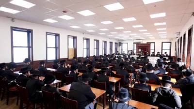 כ"ק אדמו"ר מ'קראלי שליט"א ביים דרשת פתיחת הזמן פאר די תלמידי הישיבות