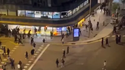 פאליציי ארעסטירט 100 פראטעסטירער נאך וואס אן אומלעגאלע אנטי-סיסטעם ראלי אין בארצעלאנא האט זיך פארוואנדלט אין כאאס און חורבנות
