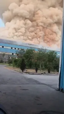 אלארם אין איראן: רויך און פלאמען באריכטעט ביי די אראק אלומינום פאבריק, בשעת לאקאלער גאווערנאר לייקנט אפ אן אויפרייס