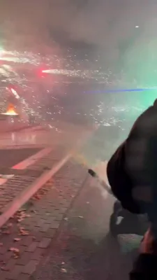 300 פארוואונדעטע און די צאל שטייגט: אלבאניע פראטעסטן גייען ארויס פון קאנטראל בשעת ראמא אנטזאגט זיך צו רעזיגנירן