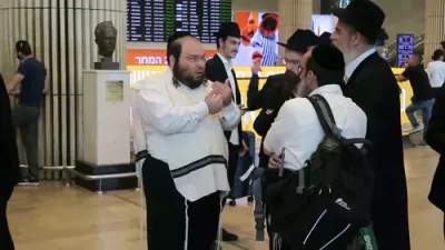 40 חב"ד בחורים באפרייט נאכן ווערן פארהאלטן אין בן גוריון לופטפעלד; צוויי אפגעשיקט אין מיליטערישע טורמע