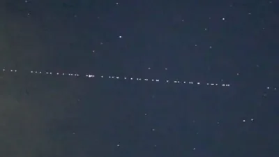 צענדליגע סטארלינק סאטעליטן געזען פליען אין א רייע העכער יאפאן