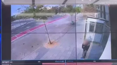 געווער גניבה: פאליציי זוכט א פארשוין וואס האט געגנבעט א גאן פון א סעקיוריטי גארד אינדרויסן פון א שולע אין גבעת שמואל און איז אנטלאפן אויף א סקוטער