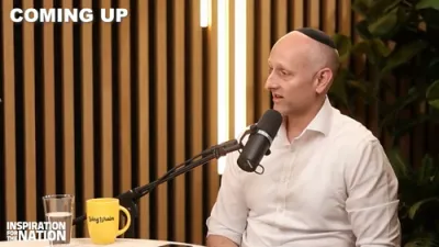 נאכן זיך מגייר זיין האט אים זיין מאמע אראפגעזעצט און אנטפלעקט דעם סוד