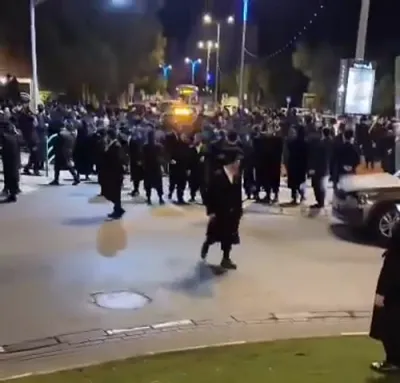 פאלשע שרעק איבער א גיוס ארעסט ברענגט ארויס גערער חסידים אין די גאסן פון ערד, פירנדיג צו א קאנפראנטאציע מיט די פאליציי