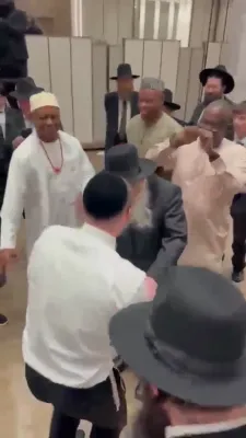 ראש ישיבת ביהמ"ד גבוה הגאון ר' דוד שוסטאל ביים טאנצן ביי א חתונה אין לעיקוואד