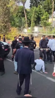 חרדישע פראטעסטירער האבן בלאקירט הייוועי 4 נאכדעם וואס א ישיבה בחור איז ארעסטירט און איבערגעגעבן געווארן פאר די מיליטערישע פאליציי