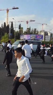 חרדישע פראטעסטירער האבן בלאקירט הייוועי 4 נאכדעם וואס א ישיבה בחור איז ארעסטירט און איבערגעגעבן געווארן פאר די מיליטערישע פאליציי