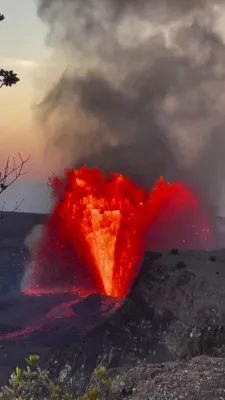 נאך צוויי חדשים שטילקייט: דער 'קילאוועא' וואולקאן אין האוואי רייסט ווידער אויף מיט מעכטיגע לאווא