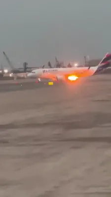 פאניק אין לימא עירפארט: א לאטאם פליגער מאטאר האט זיך אנגעצינדן, אלע פאסאזשירן זענען עוואקואירט געווארן