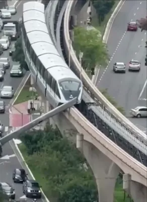בראזיל: א קרעין פאלט אראפ אויף באן שינעס, א באן קראכט אריין דערין, בלויז דער דרייווער פארוואונדעט