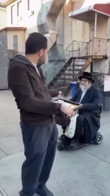 דער באקאנטער דזשולער TraxNYC טיילט אויס אומזיסטע זילבערנע מטבעות פאר דורכגייער אין בארא פארק
