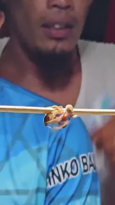 אומלעגאלע שפין פייט קלאב אויפגעדעקט אין די פיליפינען ווי א גרויסע ציבור קומט זיך צוזאם צו קוקן די געשלעגן