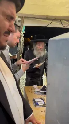 הרה"צ רבי אלימלך בידערמאן שליט"א בעליה לציון החזון איש היינט ביומא דהילולא 