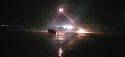 וואסערן שטיגן שנעל: א צה"ל העליקאפטער באלייכט א מאן פארכאפט אויפן דאך פון א ווען