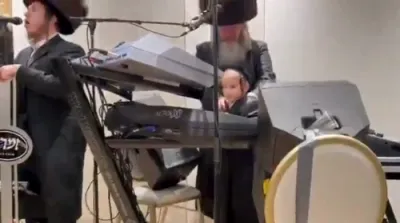 מאיר אדלער גיט א לעבעדיגע מוזיקאלישע פערפארמענס ביי א שמחת שבע ברכות אין מאנטשעסטער