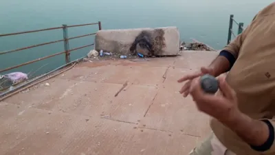 געכאפט אויף קאמערא: א געפארליכע שפיל ענדיגט זיך מיט א שרעקעדיגע גראנאט אויפרייס אין וואסער