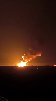 ריזיגע פלאמען און אויפרייסן ביי א וואפן לאגער אין סיריע