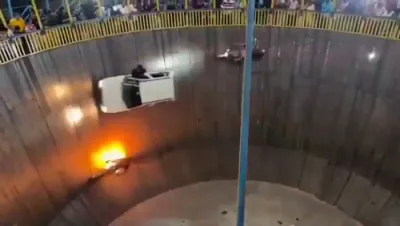 שרעקעדיגע מאמענטן ביי א שאו: ארבעטער לעשן פלאמען נאך וואס א מאטאר ביציקל האט זיך אנגעצינדן