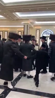 הרה"צ מבעלזא שליט"א ביי א חתונה לאחד ממריציו 