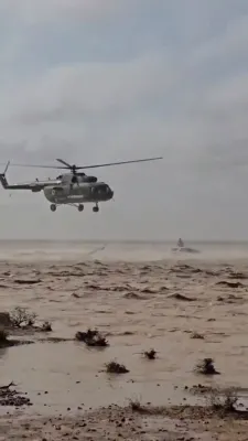 א סירישע מיליטערישע העליקאפטער ראטעוועט געשטראנדעטע מענטשן פון די פארפלייצונגען אין דייר א-זור