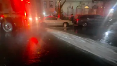 חברים אויפן סצענע ווי א פייער היידרענט האט געפלאצט אויף ראס קארנער לי עוועניו 