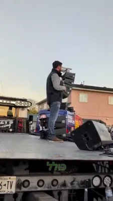 מאסן האבן זיך פארזאמלט אין מאנסי ביי א מאסיווע וואלן ראלי מיט ברוס בלעיקמאן, מייק לאולער, ליפא שמעלצער און שמואלי אונגאר