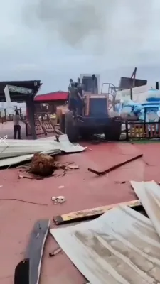 לבנון: אן אמוזמענט פארק אייגנטומער מאכט חרוב זיינע אייגענע ריידס מיט א בולדאוזער נאך סעיפטי פארלעצונגען