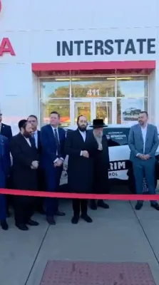 ריבאן קאטינג פאר נייע חברים קאר אין מאנסי וועלכע איז געגעבן געווארן דורך אינטערסטעיט טעיאטע 