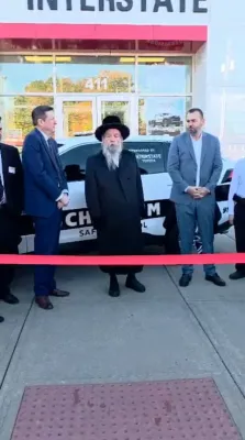 ריבאן קאטינג פאר נייע חברים קאר אין מאנסי וועלכע איז געגעבן געווארן דורך אינטערסטעיט טעיאטע 