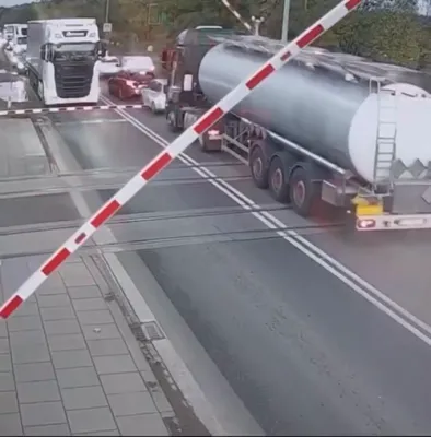 סעקונדעס פון א קאטאסטראפע: א טענקער טראק אנטלויפט פון א פאסאזשירן באן ביי א קראסינג אין פאזנאן, פוילן