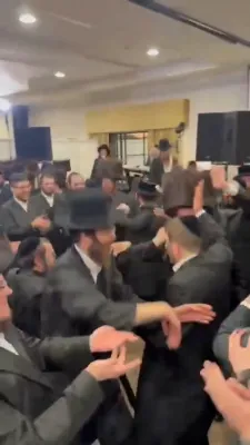 הגה"צ אב"ד לימונוב שליט"א איז זיך משתתף ביי א חתונה לאחד ממריציו 
