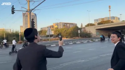 הייוועי 4 אפגעשפארט נעבן בני ברק ווען הונדערטער פראטעסטירן דעם ארעסט פון א ישיבה בחור