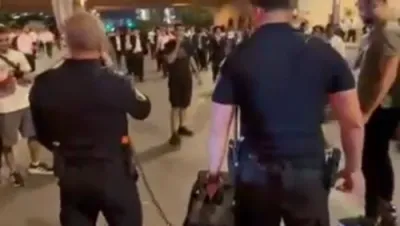 חרדישע פראטעסטירער פארוואונדעט נאכדעם וואס פאליציי נוצט שאק גראנאטן ביי א הפגנה אויף הייוועי 4