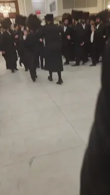 אב"ד סיגוט "הצעיר" איז זיך משתתף ביי א חתונה לאחד ממריציו