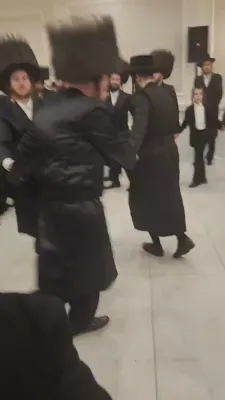 אב"ד סיגוט "הצעיר" איז זיך משתתף ביי א חתונה לאחד ממריציו