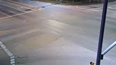 א ווילדע פאליס טשעיס אין אייווע ענדיגט זיך ווען די אנטלויפנדע קאר קראכט אריין אין א פעדעקס טראק
