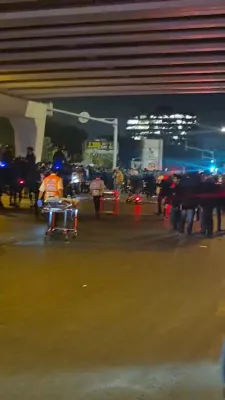 עד מתי? צענדליגער פרידליכע פראטעסטירער אין בני ברק זענען נעכטן שווער פארוואונדעט געווארן נאך וואס די רוצחישע פאליציי האבן געווארן שאק גראנאטן 