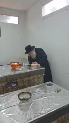 כ"ק גאב"ד מאקאווא שליט"א ביי מוקומות הקודשים 