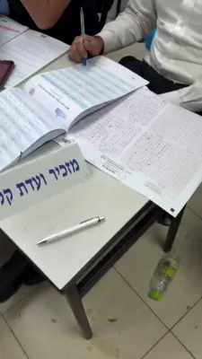 מאן טענה'ט אז זיין שטימע איז שוין געווען אפגעגעבן שעות פאר ער איז אנגעקומען צום וואל סטאנציע